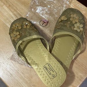 This is new and perfect wear with sari or leg ha👍